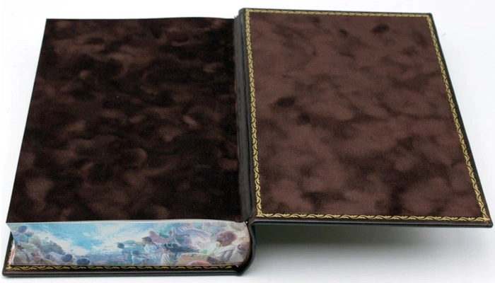 The leather-bound book "The Torah. The Pentateuch and the Haftarot"